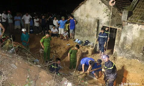 Gần 8 giờ tìm kiếm thi thể nạn nhân bị sập giếng ở Nghệ An