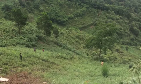 Xe tảimất lái lao xuống vực sâu hàng trăm mét khiến 2 người thương vong