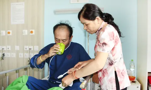 Bệnh nhân nhập viện cấp cứu vì tự mua thuốc giảm đau uống