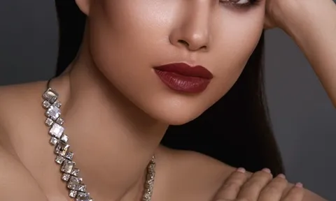 Phạm Hương khoe vẻ quyến rũ khó cưỡng bán nude trong bộ ảnh mới