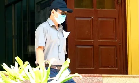 Ông Nguyễn Hữu Linh che mặt khi đến toà