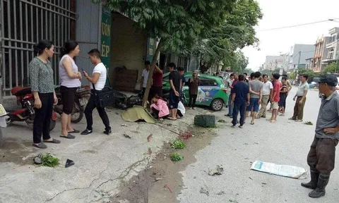 Taxi kéo lê xe máy 50m, người phụ nữ bán rau tử vong thương tâm