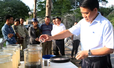Chủ tịch Hà Nội kiểm tra việc thử nghiệm làm sạch sông Tô Lịch