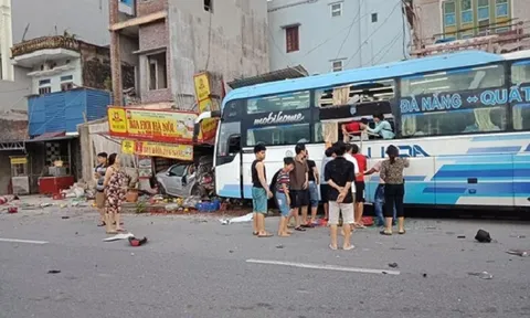 Nam Định: Xe khách húc đuôi ô tô con lao vào nhà dân, một người chết thảm