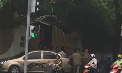 TP. HCM: Khách hàng tập trung căng băng rôn tố Công ty Angel Lina lừa đảo?