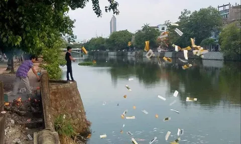 Truy tìm 2 người đàn ông rải lượng lớn vàng mã xuống sông Đông Ba