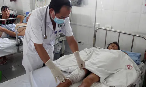 Vừa sạc vừa chơi điện thoại khi trời mưa, 2 em nhỏ bị sét đánh