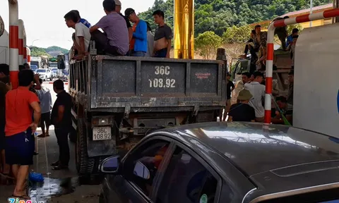 Người dân chặn kín 6 làn xe tại BOT Hoà Lạc - Hoà Bình , chủ đầu tư kêu cứu