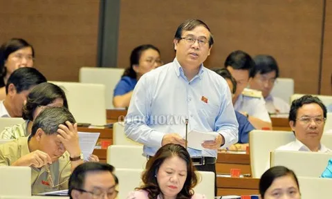 Công dân Việt Nam khi xuất cảnh phải đóng 'phí chia tay'