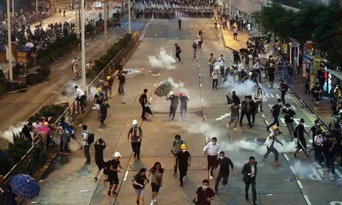 Cảnh sát Hong Kong bắn hơi cay, đạn cao su, khí ga giải tán biểu tình