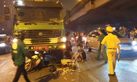 Dừng đèn đỏ, 2 người phụ nữ bất ngờ bị xe tải cuốn vào gầm, 1 người tử vong