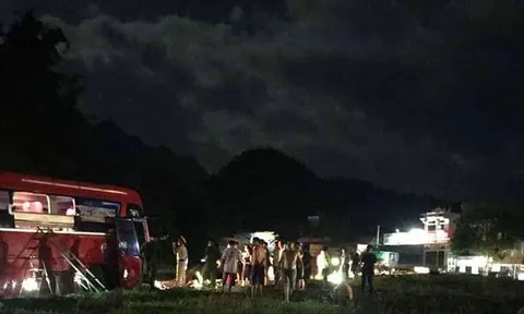 Xe khách 'đối đầu' xe tải, hơn 30 người thương vong