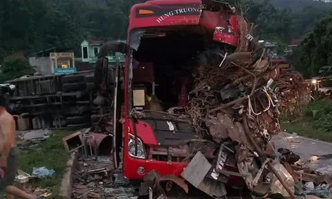 Xe tải chở sắt vụn mất lái đâm xe khách ở Hòa Bình, 34 người thương vong