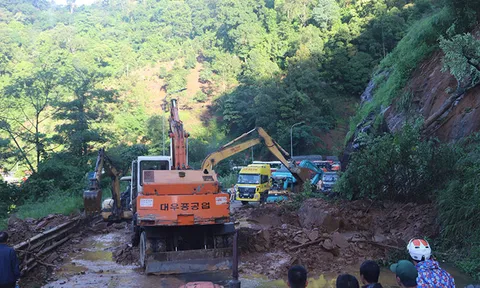 Lâm Đồng: Sạt lở sau mưa lớn ở đèo Bảo Lộc, giao thông ùn tắc hơn 20km