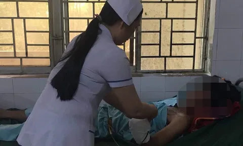 Đồng Nai: Nam thanh niên bị nát bàn tay vì vừa sạc pin vừa chơi điện thoại