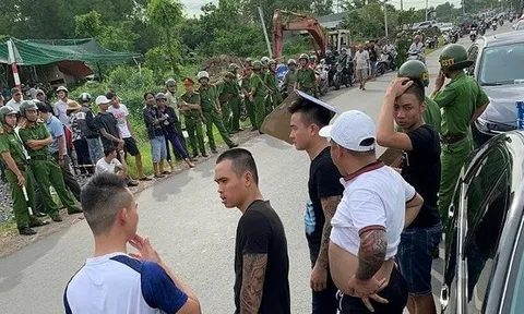 Đình chỉ 2 trung tá cảnh sát trong ô tô bị giang hồ 'vây nhốt'