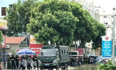 Nóng: Hàng trăm cảnh sát trấn áp côn đồ dùng bom xăng, đập phá nhà hàng, đâm chém nhân viên ở biển Hải Tiến