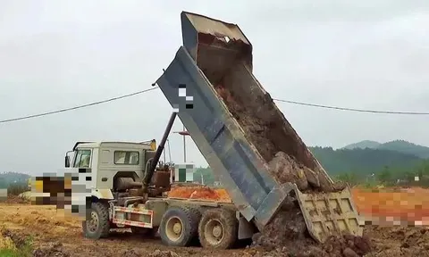 Phát hiện thi thể nam thanh niên nằm lẫn trong đất trên thùng xe tải