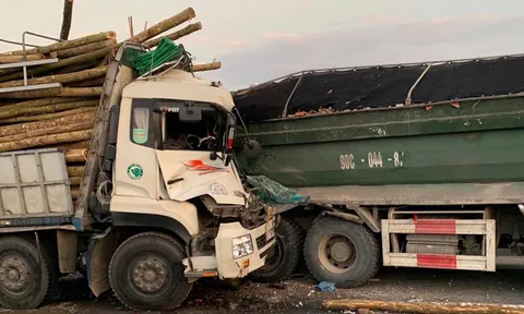 Xe chở gỗ đâm ôtô tải chạy cùng chiều, hai người tử vong