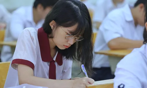 Sáng 26/6, các thí sinh làm bài thi tổ hợp Khoa học tự nhiên