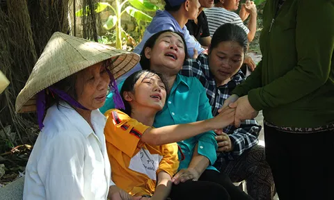 Vụ tàu cá Nghệ An bị chìm: Ngóng chờ người thân trong vô vọng