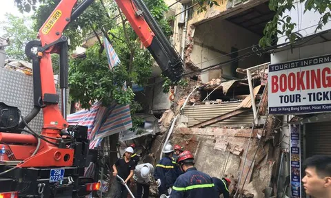 Hà Nội: Sập nhà 2 tầng trên phố Hàng Bông