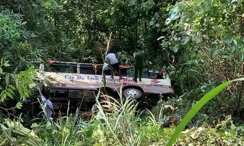 Xe khách bị lăn xuống vực, 21 người thương vong