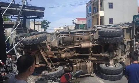 Nam Định: Xe tải lật nghiêng đè lên cặp vợ chồng điều khiển xe máy đi cạnh