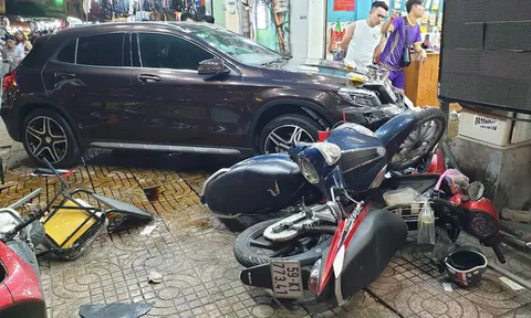TP.HCM: Nữ tài xế đổ dốc mất lái đâm hàng loạt xe máy, 6 người bị thương nặng