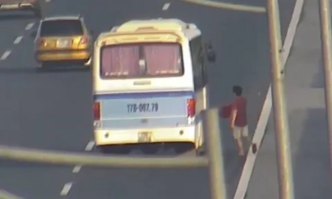 Tài xế xe khách bị phạt 5,5 triệu đồng vì dừng đỗ trên cao tốc bắt khách