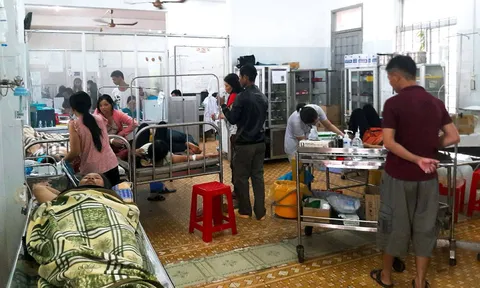 Hàng trăm người ngộ độc khi ăn đám cưới