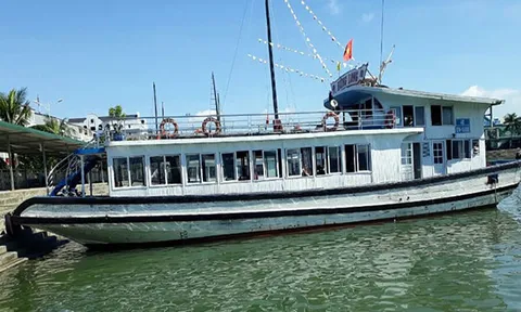 Đặt camera quay lén khách tắm, tàu Hùng Long trên vịnh Hạ Long bị đình chỉ
