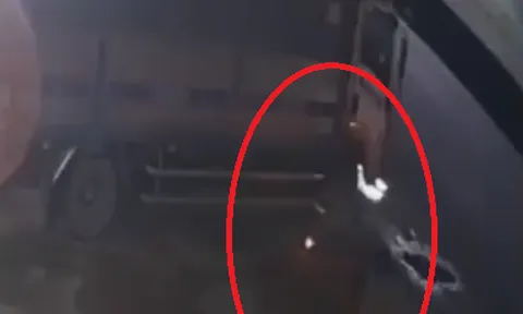 Hé lộ hình ảnh hai đối tượng ném vật giống bom xăng gây ra vụ cháy 2 xe ô tô tải