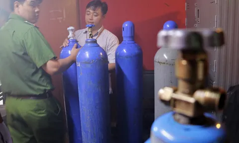TP.HCM: Nhiều bình bóng cười bị thu giữ tại phố tây Bùi Viện
