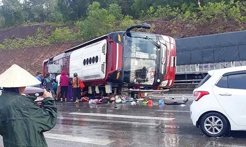 Phóng nhanh dưới trời mưa, xe khách lật trên QL1A, nhiều hành khách hoảng loạn