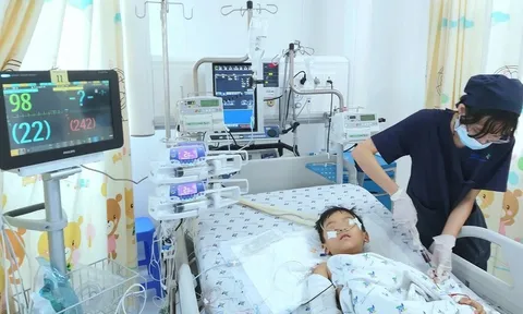 Bé 5 tuổi rơi từ tầng 12 chung cư thoát chết kì diệu