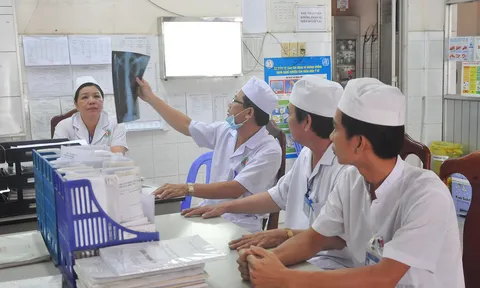 Hàng loạt bác sĩ bệnh viện công 'dứt áo ra đi', đâu là nguyên nhân?
