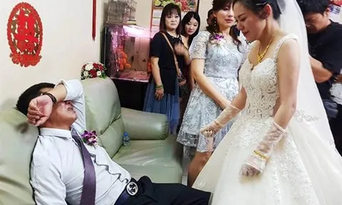 Thương con gái đi lấy chồng, cha ngồi trên ghế òa khóc nức nở
