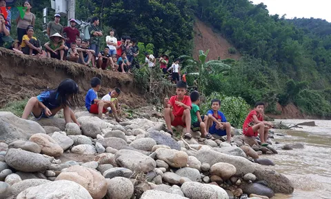 Thanh Hóa: Công tác tìm kiếm 12 người mất tích tại Sa Ná gặp khó khăn