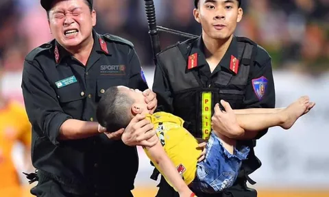 Hình ảnh chiến sĩ cảnh sát cơ động cứu cháu bé lên cơn co giật gây xúc động mạnh trên mạng xã hội