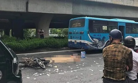 Người đàn ông tử vong tại chỗ sau khi va chạm với xe buýt ở Hà Nội