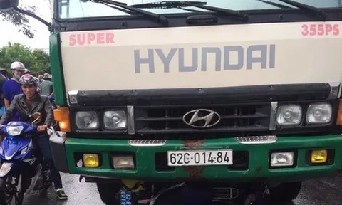 Tài xế ô tô tải đâm vào lực lượng quản lý thị trường rồi bỏ trốn