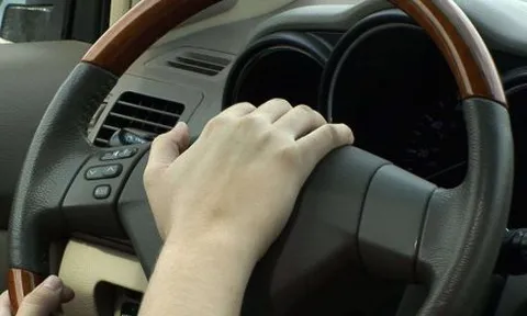 Những điều hạn chế và giúp trẻ có thể tự cứu mình trong trường hợp bị người lớn bỏ quên trong ôtô?