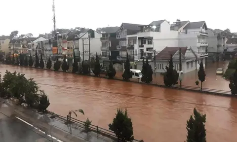 Mưa lớn, thành phố Đà Lạt chìm sâu trong biển nước