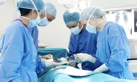Cứu sống trẻ sơ sinh bị toàn bộ nội tạng nằm ở lồng ngực