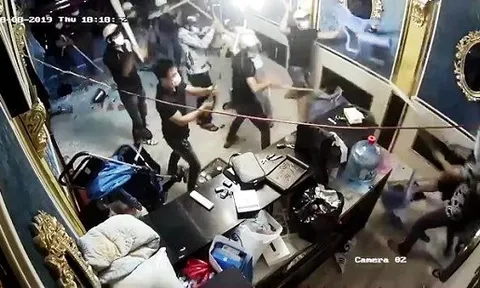Hàng chục thanh niên xông vào nhà hàng đập phá, cuỗm túi xách chứa 200 triệu đồng ở trung tâm Sài Gòn