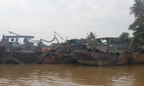 Cảnh sát nổ súng trấn áp 4 tàu khai thác cát lậu trên sông Đồng Nai