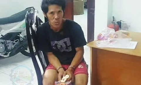 Tạm giữ đối tượng bị bắt quả tang khi đang ăn trộm, rút dao đâm chủ nhà