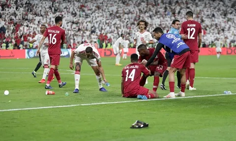 Liên đoàn Bóng đá UAE nhận án phạt vì để CĐV ném giầy, vật thể xuống sân