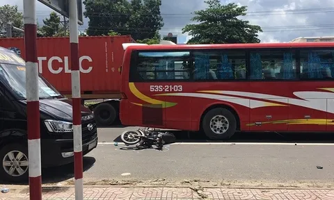 Bé trai 11 tuổi bị xe khách chèn qua người tử vong thương tâm